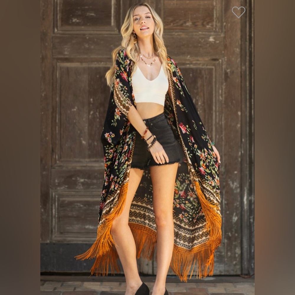 Stunning floral print Kimono with fine tassel and side split. - Picture 2 of 5